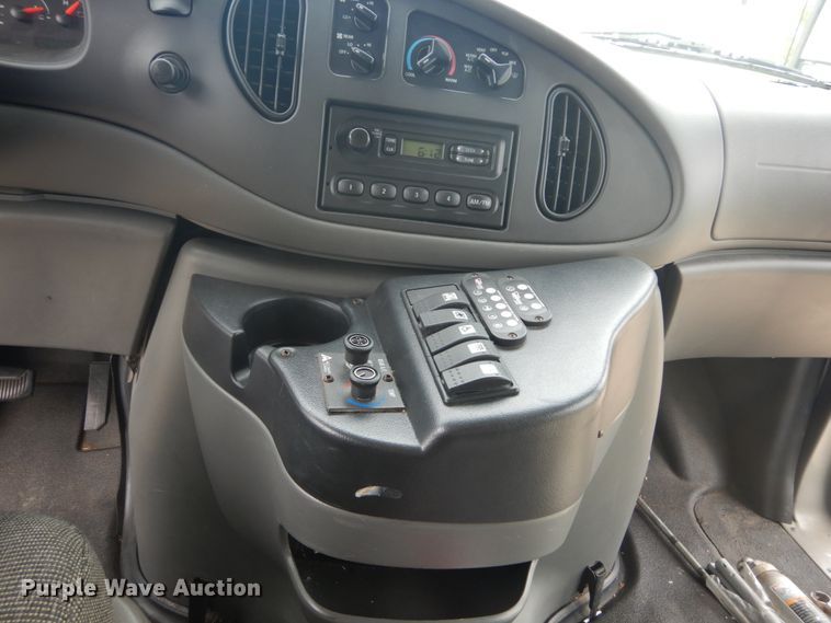 image for item GV9211 2009 Ford Econoline E450 Super Duty  shuttle bus