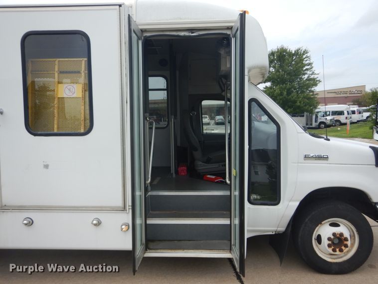 image for item GV9211 2009 Ford Econoline E450 Super Duty  shuttle bus