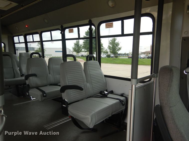 image for item GV9211 2009 Ford Econoline E450 Super Duty  shuttle bus