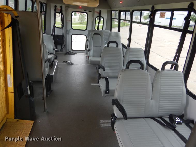 image for item GV9211 2009 Ford Econoline E450 Super Duty  shuttle bus