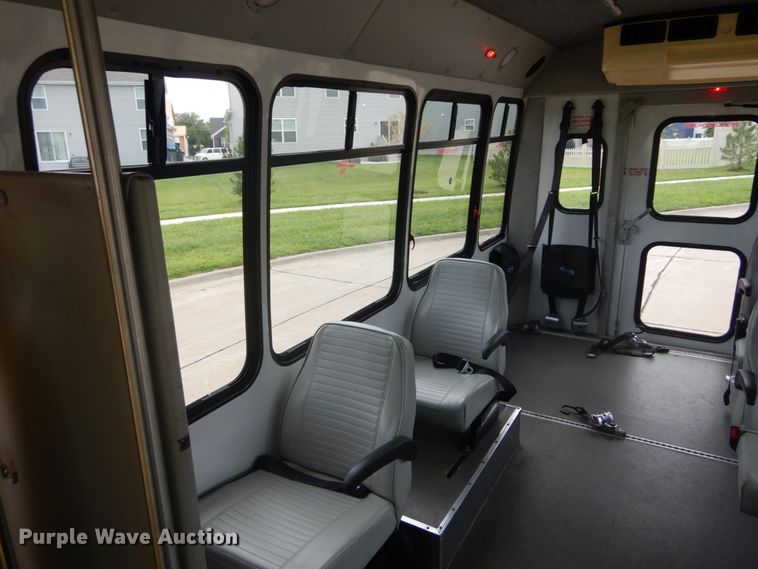 image for item GV9211 2009 Ford Econoline E450 Super Duty  shuttle bus