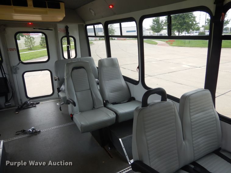 image for item GV9211 2009 Ford Econoline E450 Super Duty  shuttle bus