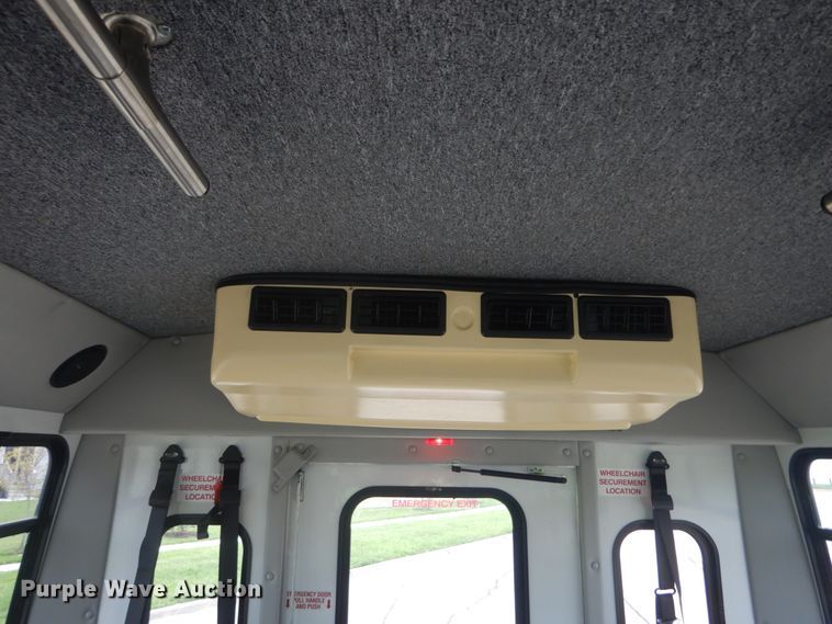 image for item GV9211 2009 Ford Econoline E450 Super Duty  shuttle bus