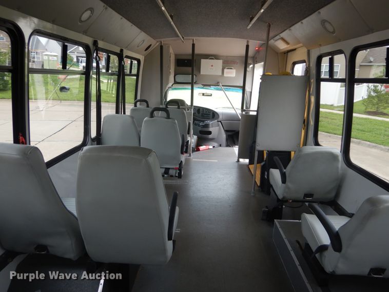 image for item GV9211 2009 Ford Econoline E450 Super Duty  shuttle bus