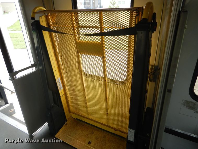 image for item GV9211 2009 Ford Econoline E450 Super Duty  shuttle bus