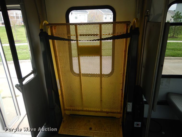 image for item GV9211 2009 Ford Econoline E450 Super Duty  shuttle bus