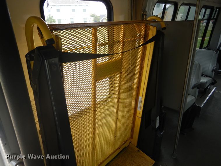 image for item GV9211 2009 Ford Econoline E450 Super Duty  shuttle bus