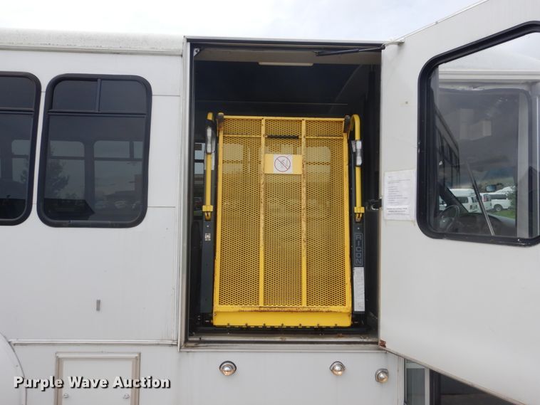 image for item GV9211 2009 Ford Econoline E450 Super Duty  shuttle bus