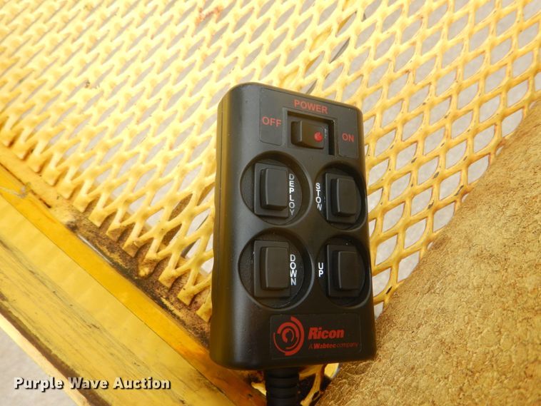 image for item GV9211 2009 Ford Econoline E450 Super Duty  shuttle bus