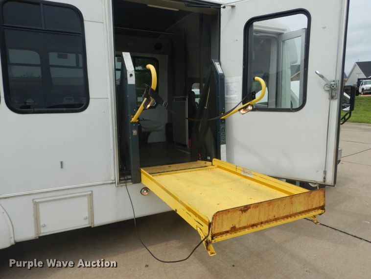 image for item GV9211 2009 Ford Econoline E450 Super Duty  shuttle bus