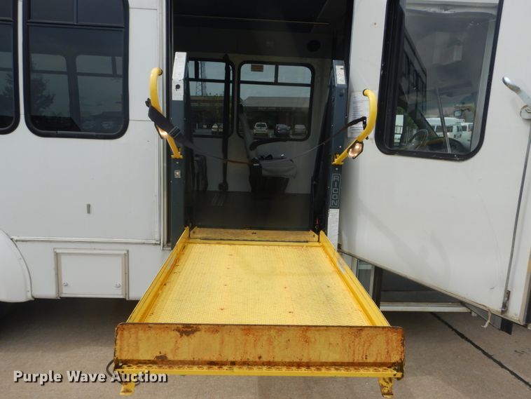 image for item GV9211 2009 Ford Econoline E450 Super Duty  shuttle bus