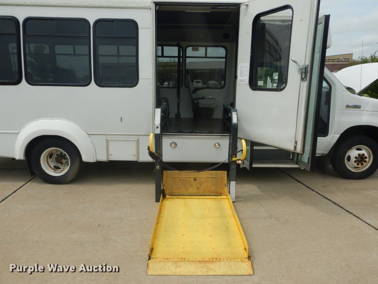 image for item GV9211 2009 Ford Econoline E450 Super Duty  shuttle bus