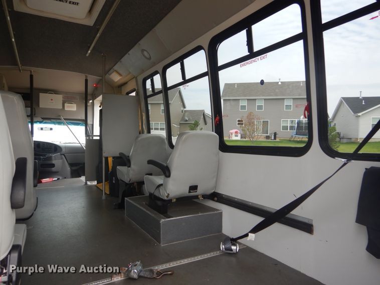 image for item GV9211 2009 Ford Econoline E450 Super Duty  shuttle bus