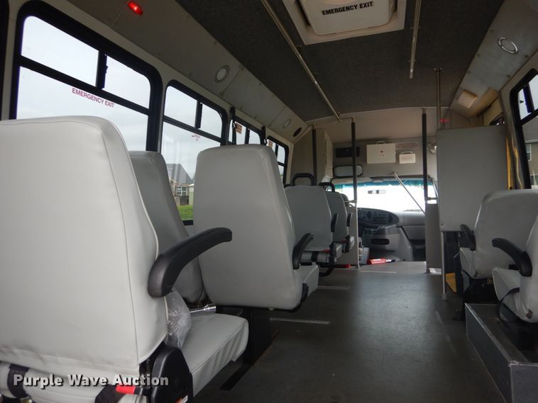 image for item GV9211 2009 Ford Econoline E450 Super Duty  shuttle bus