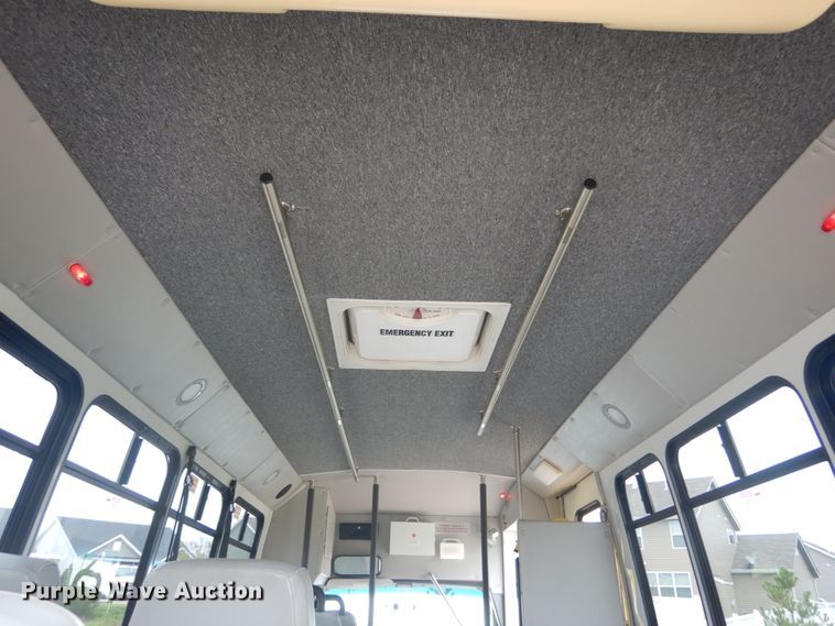 image for item GV9211 2009 Ford Econoline E450 Super Duty  shuttle bus