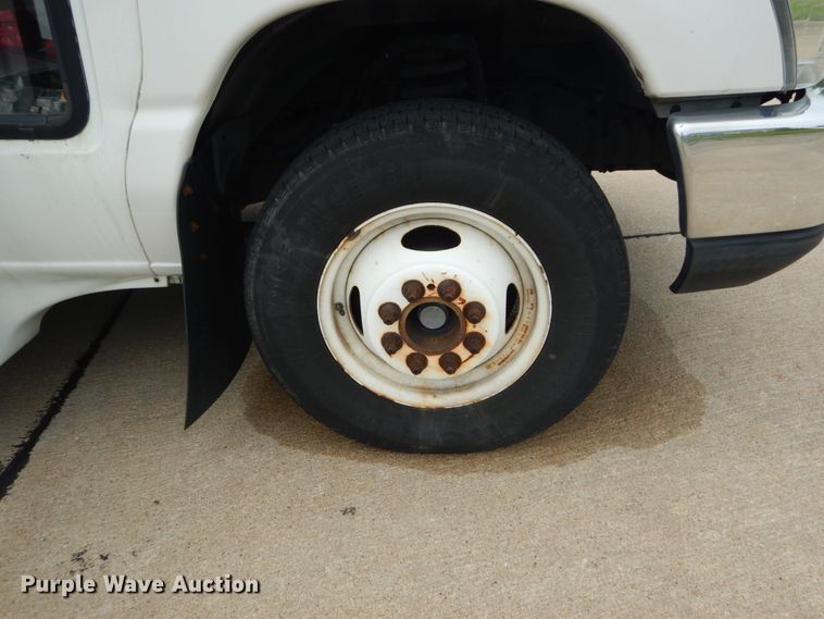 image for item GV9211 2009 Ford Econoline E450 Super Duty  shuttle bus