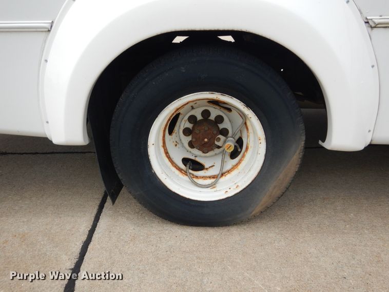 image for item GV9211 2009 Ford Econoline E450 Super Duty  shuttle bus