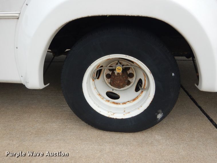 image for item GV9211 2009 Ford Econoline E450 Super Duty  shuttle bus