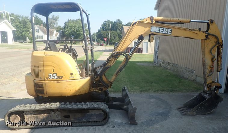 image for item GV9691 2000 John Deere 35 ZTS  mini excavator