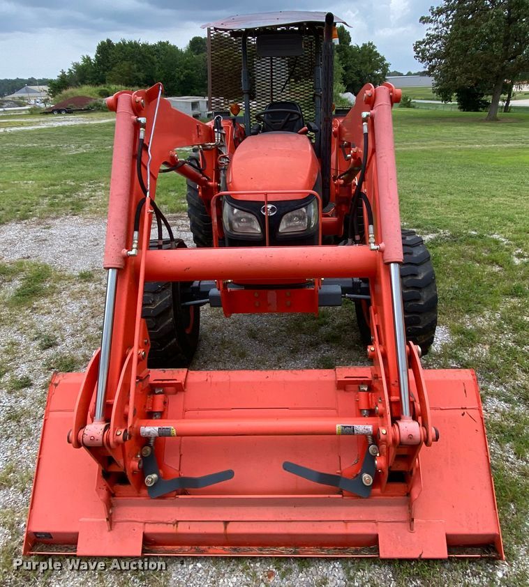 image for item HA9538 Kubota M7040  MFWD tractor