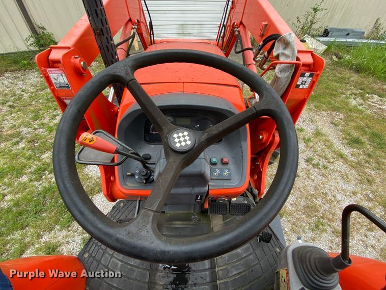 image for item HA9538 Kubota M7040  MFWD tractor