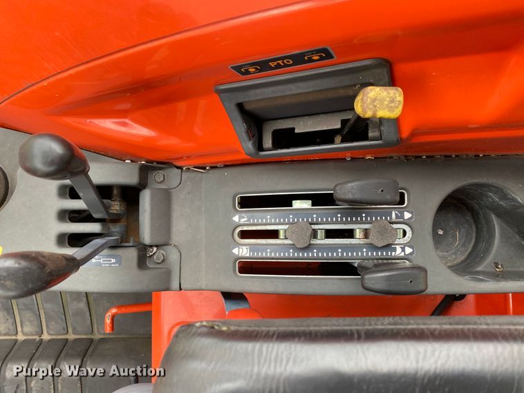 image for item HA9538 Kubota M7040  MFWD tractor