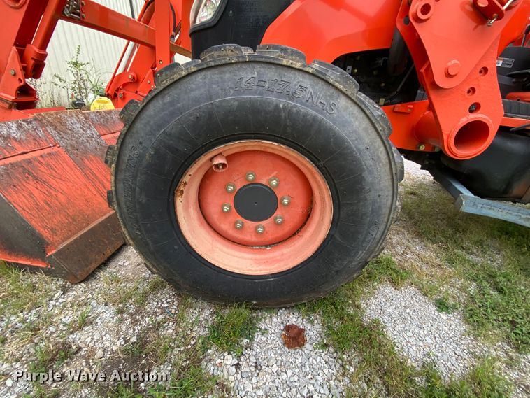 image for item HA9538 Kubota M7040  MFWD tractor