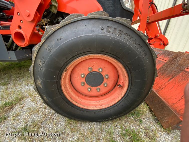 image for item HA9538 Kubota M7040  MFWD tractor