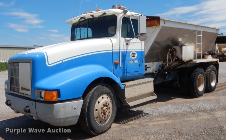 image for item HB9335 1991 International 9400  spreader truck