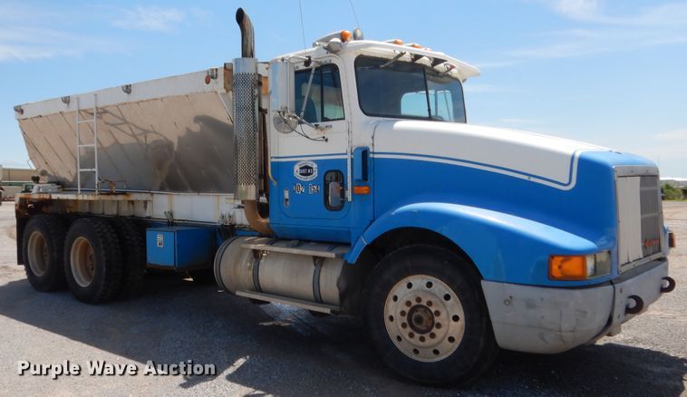 image for item HB9335 1991 International 9400  spreader truck