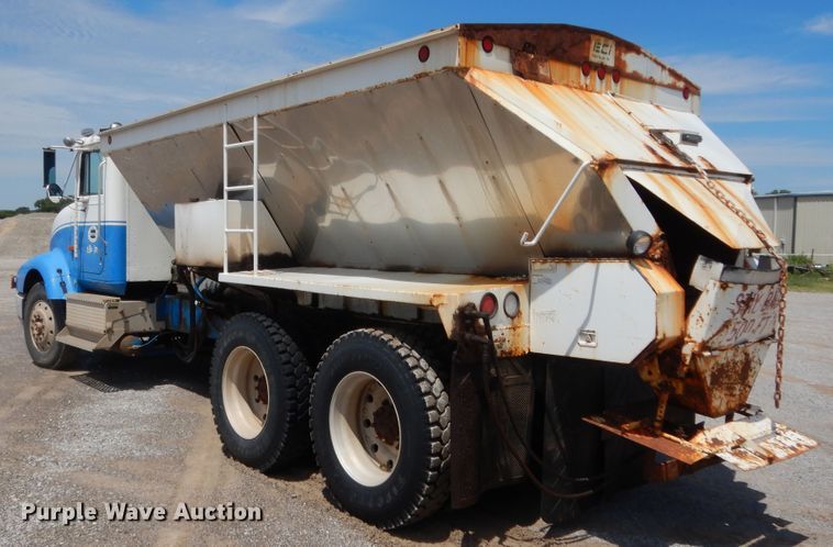 image for item HB9335 1991 International 9400  spreader truck