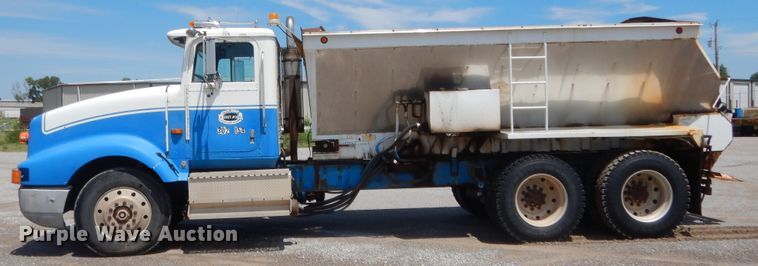image for item HB9335 1991 International 9400  spreader truck