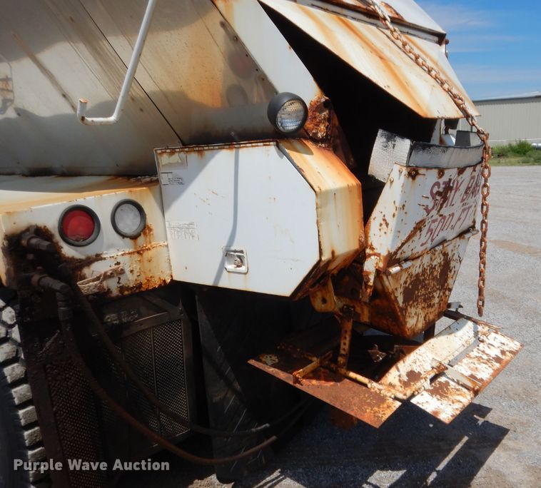 image for item HB9335 1991 International 9400  spreader truck