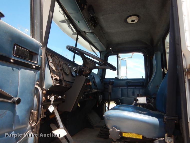 image for item HB9335 1991 International 9400  spreader truck