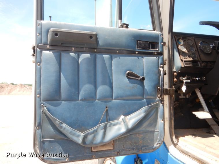 image for item HB9335 1991 International 9400  spreader truck