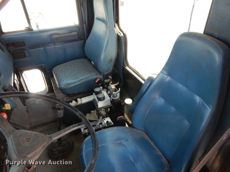 image for item HB9335 1991 International 9400  spreader truck