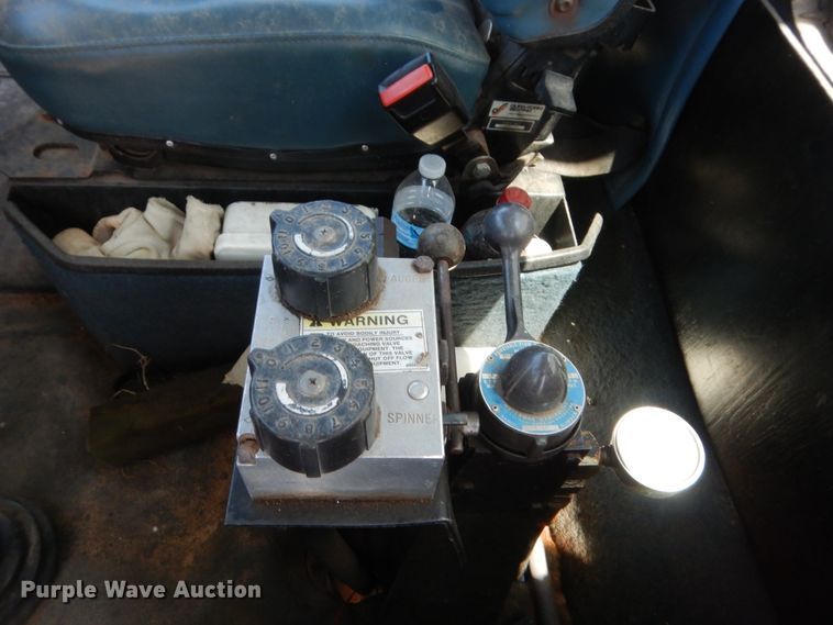 image for item HB9335 1991 International 9400  spreader truck