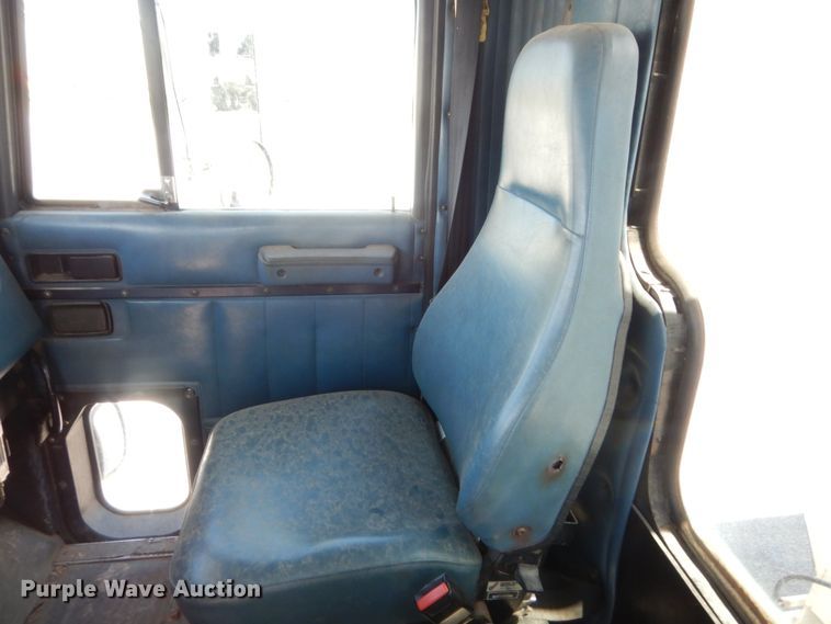 image for item HB9335 1991 International 9400  spreader truck