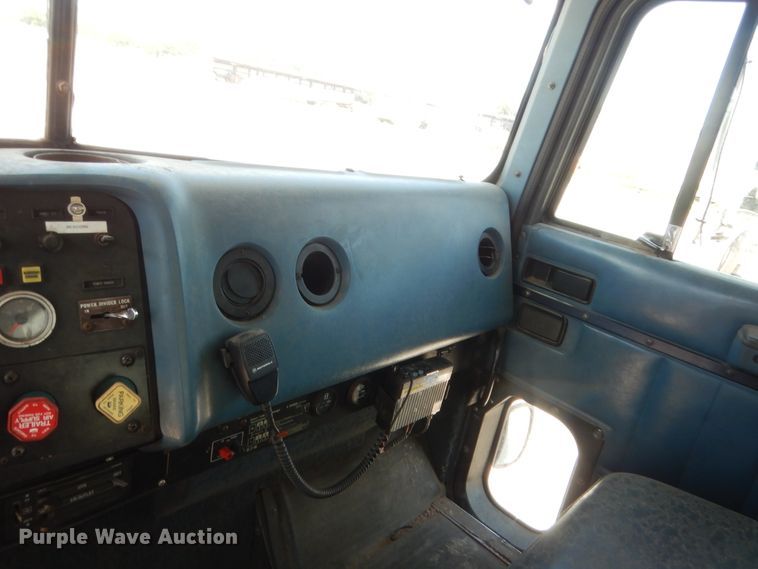 image for item HB9335 1991 International 9400  spreader truck