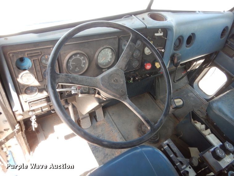 image for item HB9335 1991 International 9400  spreader truck