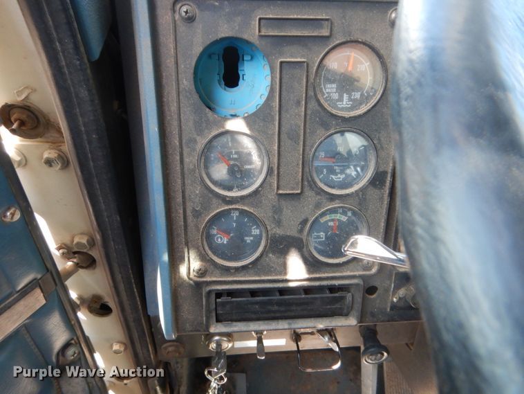 image for item HB9335 1991 International 9400  spreader truck