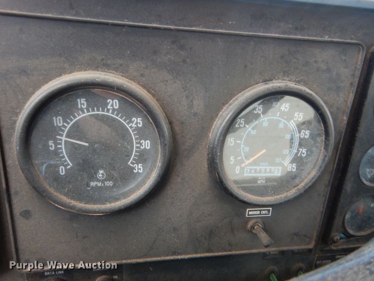 image for item HB9335 1991 International 9400  spreader truck