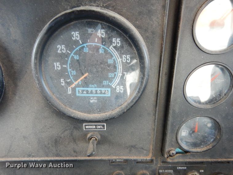 image for item HB9335 1991 International 9400  spreader truck