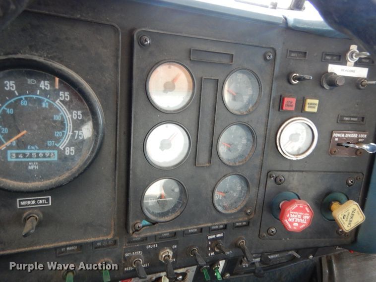 image for item HB9335 1991 International 9400  spreader truck