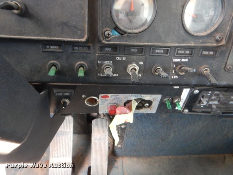 image for item HB9335 1991 International 9400  spreader truck