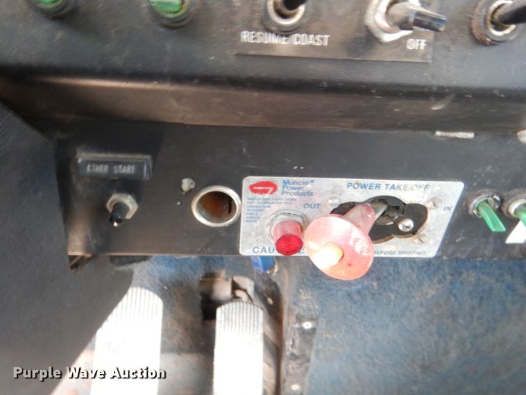 image for item HB9335 1991 International 9400  spreader truck