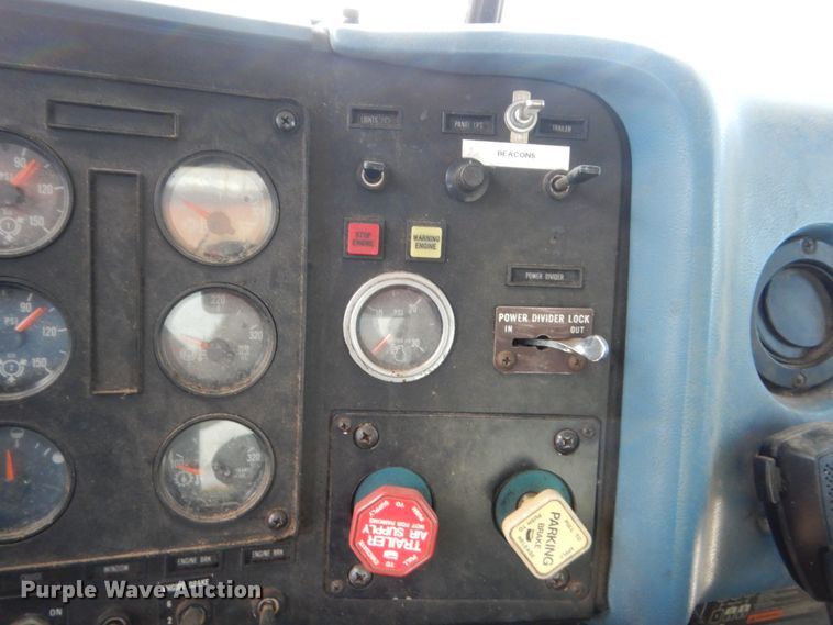 image for item HB9335 1991 International 9400  spreader truck