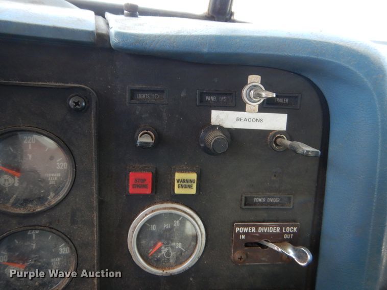 image for item HB9335 1991 International 9400  spreader truck