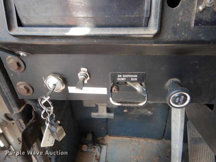 image for item HB9335 1991 International 9400  spreader truck