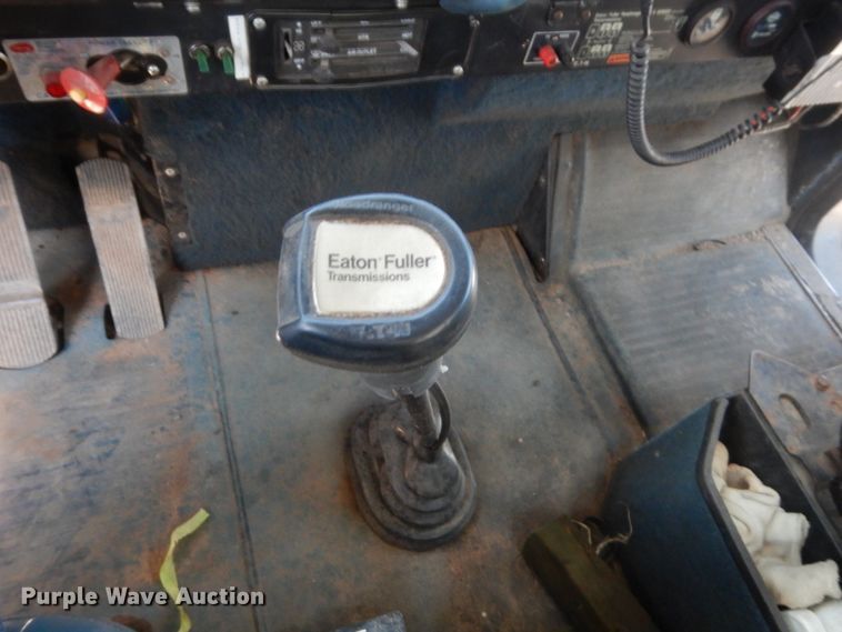 image for item HB9335 1991 International 9400  spreader truck